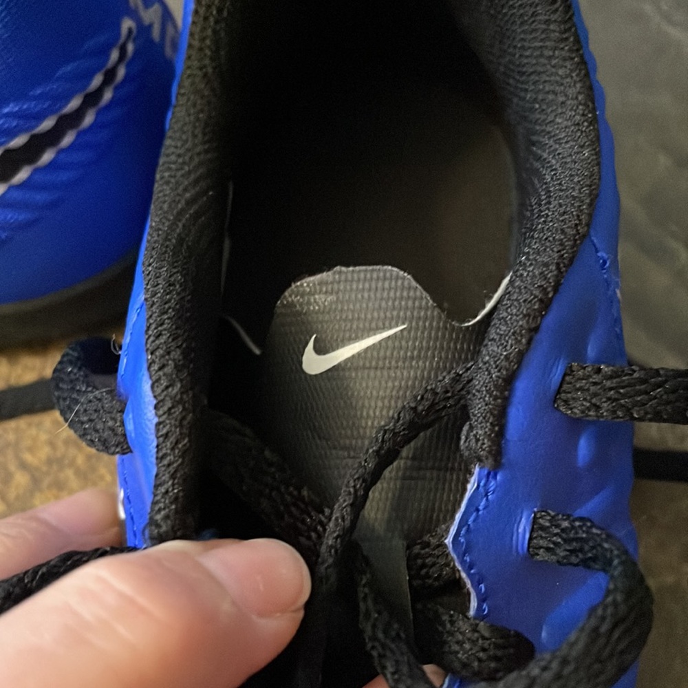 Nike Tiempo indoor soccer shoes size 5 youth - Picture 6 of 7